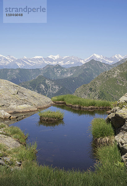 Teich am Berghang in den italienischen Alpen  Piemont  Italien