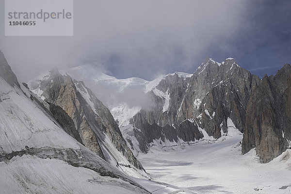 Verschneiter Mont Blanc in den Alpen  Frankreich