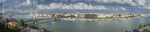 Panoramablick auf das Hafenviertel  Budapest  Ungarn
