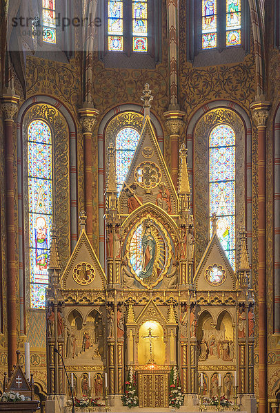 Verschnörkelter Altar in der Matthiaskirche  Budapest  Ungarn