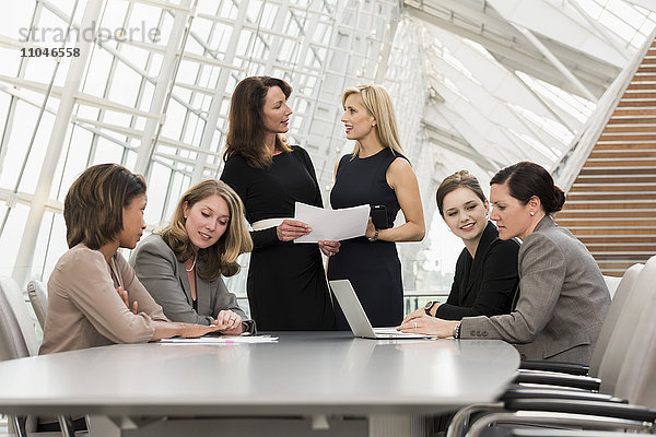 Beschäftigte Geschäftsfrauen treffen sich im Konferenzraum