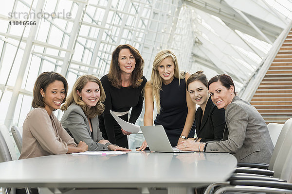 Geschäftsfrauen posieren im Konferenzraum
