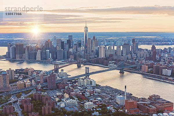 Luftaufnahme der Skyline von New York City und Sonnenuntergang  New York  Vereinigte Staaten