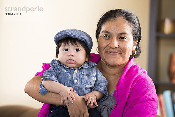 Hispanische Mutter posiert mit ihrem Sohn