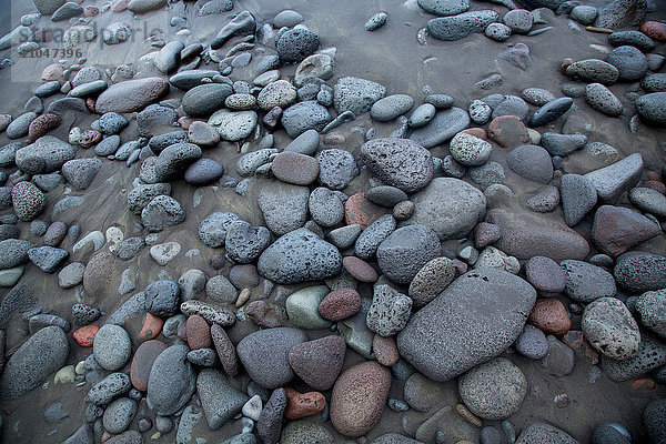 Hohe Winkelansicht von Felsen am Strand