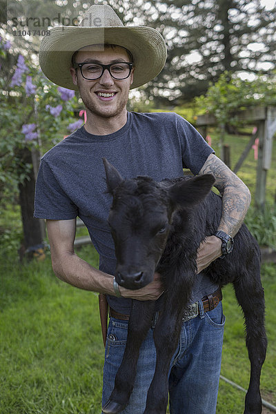 Kaukasischer Bauer mit Kalb