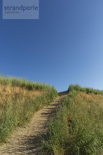 Schotterweg auf dem Hügel