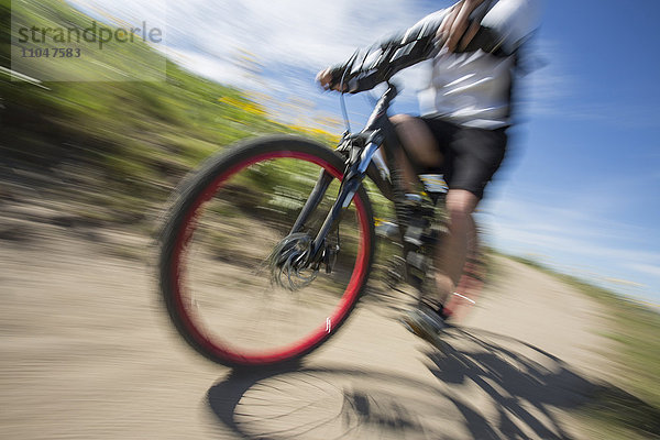 Unscharfe Ansicht eines Mannes auf einem Mountainbike