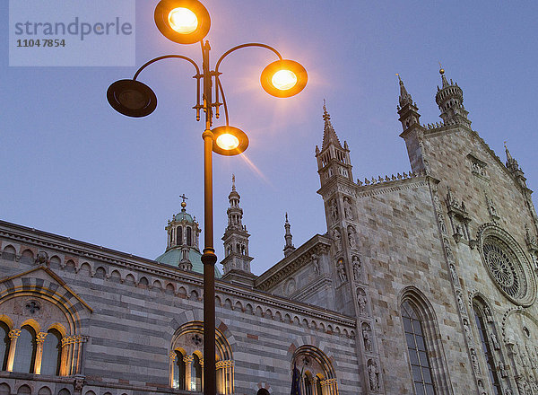 Lampen in der Kathedrale von Como  Paris  Ile-de-France  Frankreich