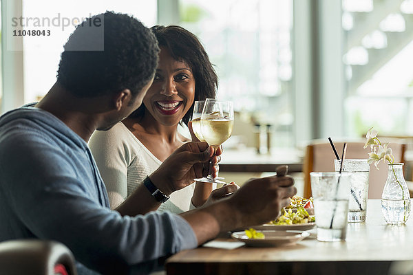 Ehepaar trinkt Wein beim Mittagessen in einem Cafe