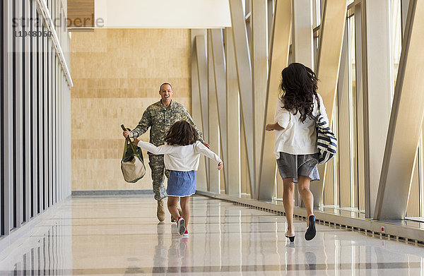 Heimkehrender Soldat begrüßt seine Familie am Flughafen