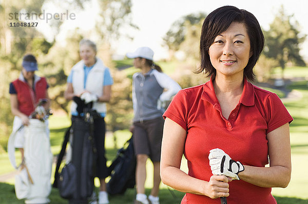 Frauen spielen Golf auf dem Golfplatz