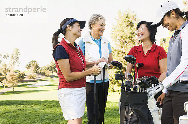 Frauen im Gespräch auf dem Golfplatz