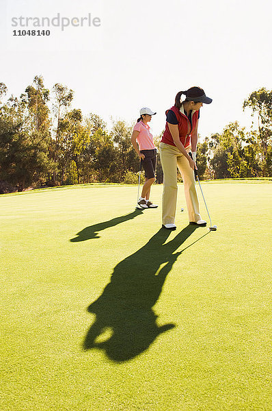 Frauen spielen Golf auf dem Golfplatz