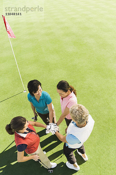 Feiernde Frauen auf dem Golfplatz