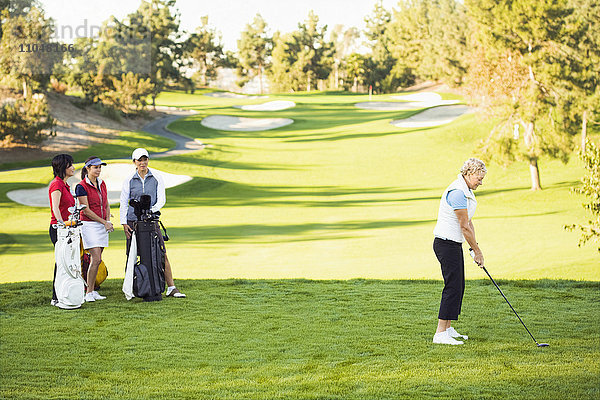 Frauen spielen Golf auf dem Golfplatz