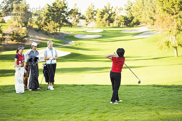 Frauen spielen Golf auf dem Golfplatz