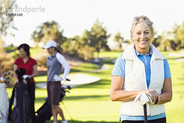 Frau spielt Golf auf dem Golfplatz