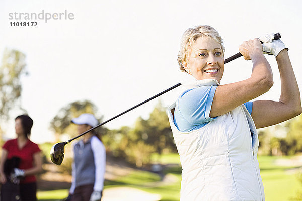 Frau spielt Golf auf dem Golfplatz