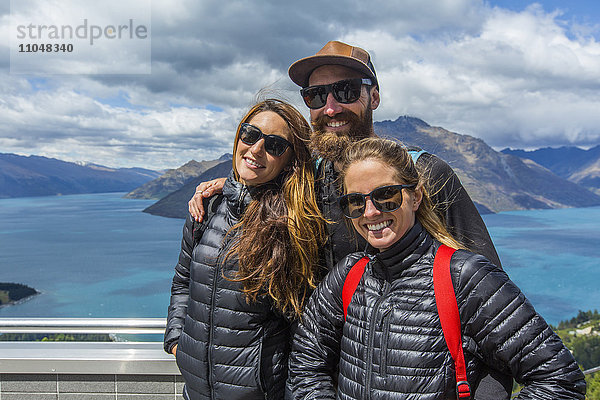 Lächelnde Wanderer an einem malerischen Aussichtspunkt  Queenstown  Otago  Neuseeland