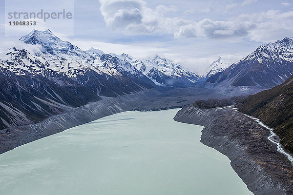 Abgelegene Berge über zugefrorenem See