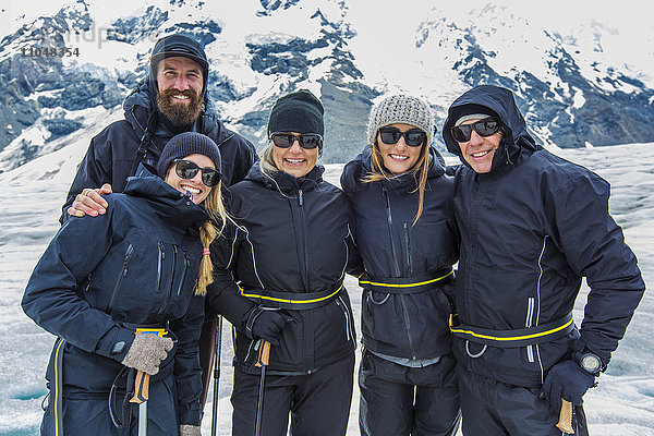 Kaukasische Skilangläufer lächelnd in verschneiter Landschaft