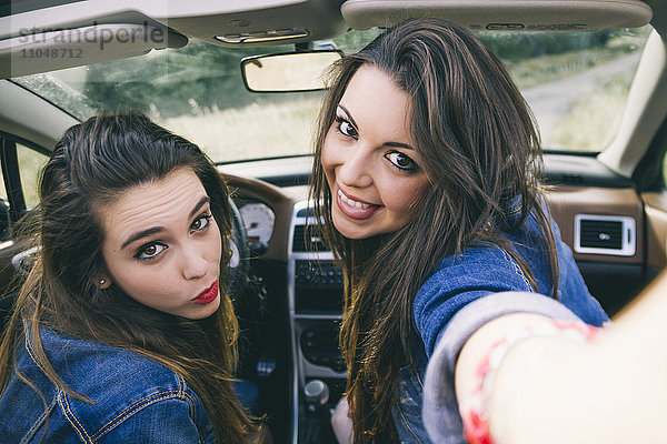 Frauen machen Selfie im Cabrio