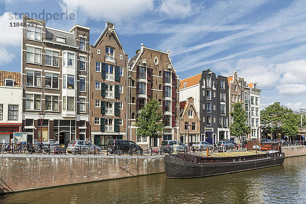 Boot angedockt an städtischer Gracht  Amsterdam  Holland