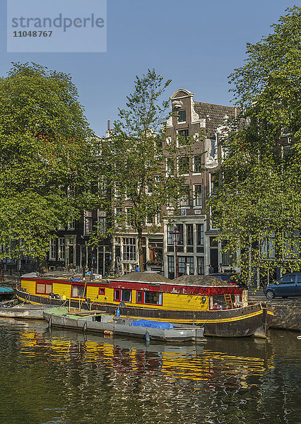 Boot auf städtischem Kanal  Amsterdam  Holland