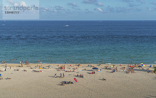 Touristen beim Sonnenbaden am Strand