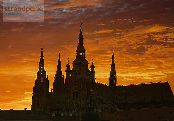 Silhouette der verzierten Kirche gegen Sonnenuntergang Himmel