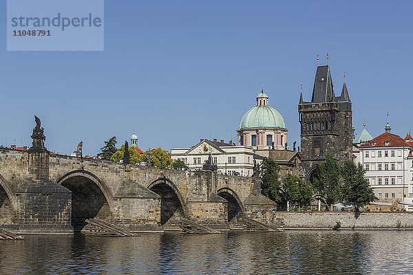 Gebäude und Brücke über die Prager Uferpromenade  Prag  Tschechische Republik