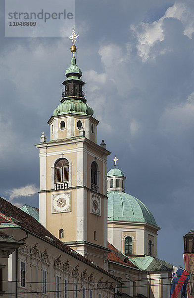 Niedriger Blickwinkel auf den verschnörkelten Kirchturm und die Kuppel
