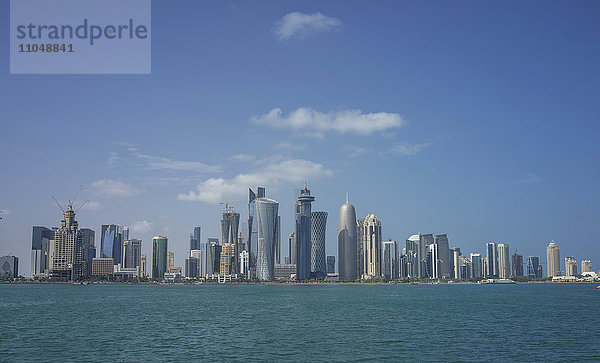 Skyline der Stadt Doha am Wasser  Doha  Katar