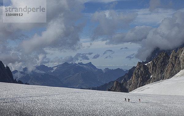 Wanderer auf einem Gletscher in abgelegener Landschaft