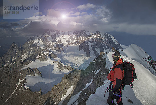 Kaukasischer Bergsteiger bewundert die Aussicht von einem abgelegenen Berggipfel