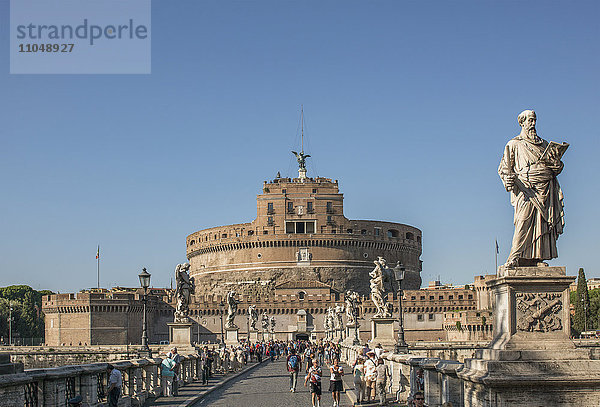 Burg Sant Angelo und Statuen unter blauem Himmel  Rom  Latium  Italien
