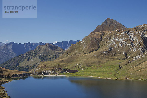 Berge über einem stillen See in abgelegener Landschaft