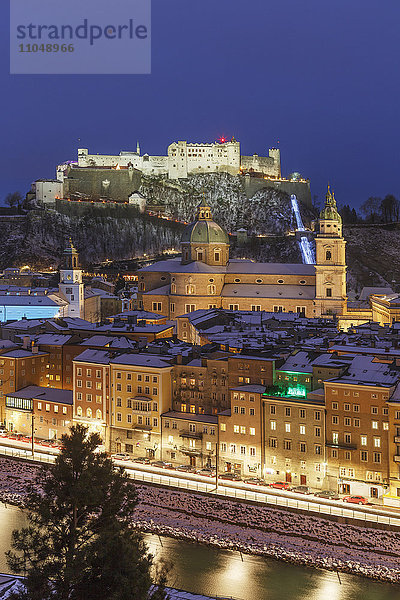 Luftaufnahme des nächtlich beleuchteten Stadtbilds von Salzburg  Salzburg  Österreich