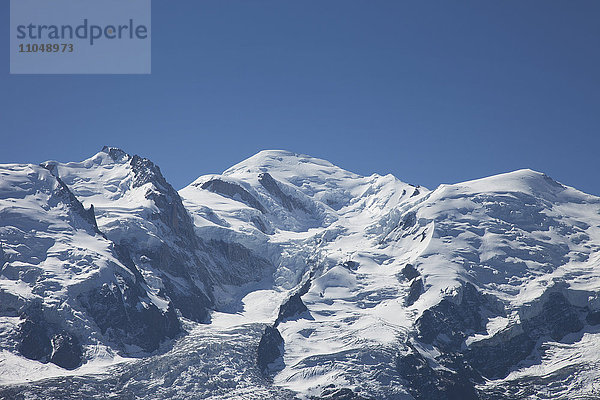 Niedriger Blickwinkel auf verschneite Berge