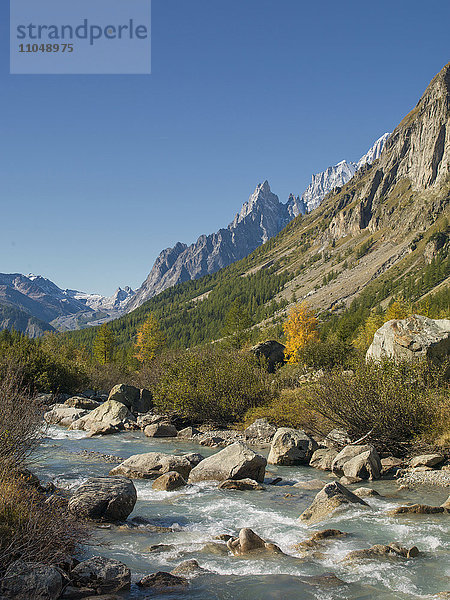 Fluss und Berge in abgelegener Landschaft