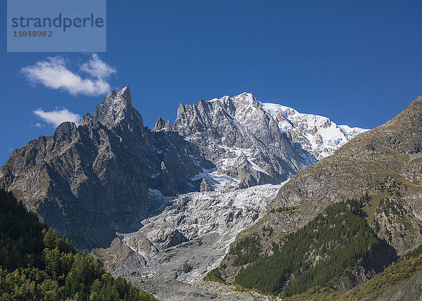 Abgelegener Berg unter blauem Himmel