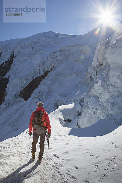 Kaukasischer Wanderer auf verschneitem Berg stehend