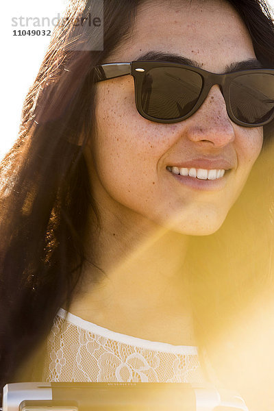 Gemischtrassige Frau mit Sonnenbrille