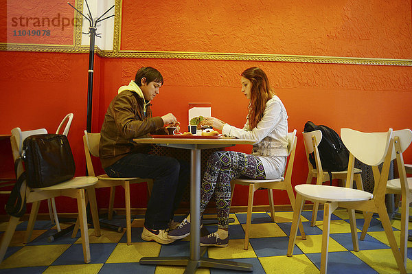 Kaukasisches Paar beim Essen im Restaurant