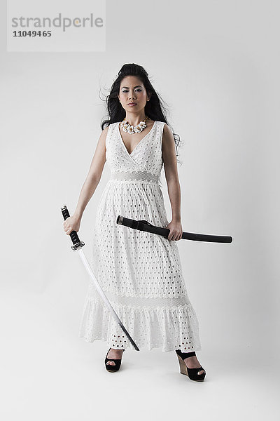 Asiatische Frau hält Schwert