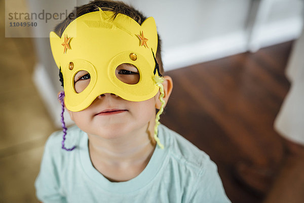 Kaukasischer Junge mit gelber Maske