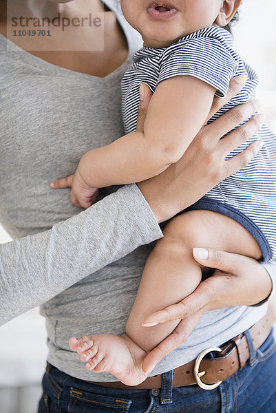 Mutter hält ihren kleinen Sohn