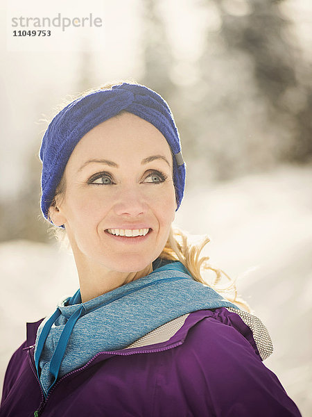 Kaukasische Frau lächelnd im Schnee