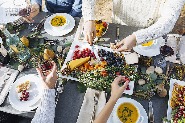 Freunde essen am Tisch im Freien